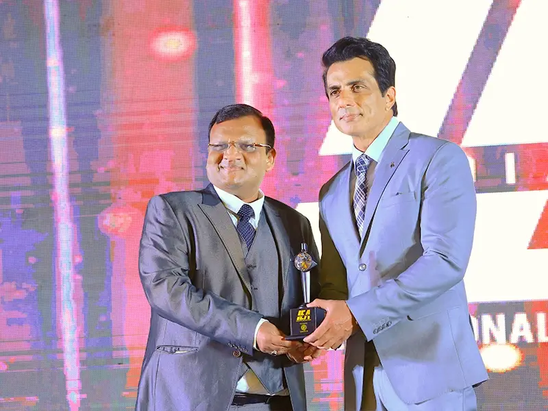 Abhishek Bansall Recieving Award from Sonu Sood